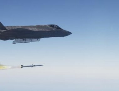 Βίντεο: Δείτε το F-35 να εκτοξεύει βλήματα ΑΙΜ-120 και βόμβες JDAM
